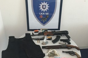 Polizei Hamburg: POL-HH: 180712-1. Nach Verdacht der Beihilfe zum Drogenhandel: Schusswaffen sichergestellt und Tatverdächtiger dem Haftrichter zugeführt