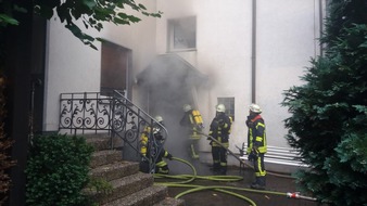 FW-AR: Großeinsatz der Arnsberger Feuerwehr bei Wohnungsbrand in Müschede - ein Verletzter