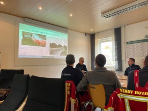 FW Kreis Soest: Nach dem Hochwasser ist vor dem Hochwasser / Einsatzkräfte aus dem Kreis Soest trainieren mit mobilem Schutzsystem AQUARIWA(©)