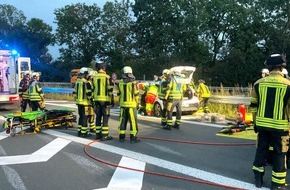 Feuerwehr Bochum: FW-BO: Verkehrsunfall auf der A40: Schwerverletzte Person nach technischer Rettung aus Fahrzeug befreit