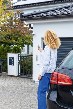 Einbrecher googeln nicht &ndash; aber sie scrollen! Tipps zum Schutz vor Einbrechern in der Urlaubszeit.