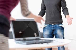 AXA Konzern AG: Bei Mama ist es am schönsten / AXA hat Berufseinsteiger nach ihrer Wohnsituation gefragt (BILD)