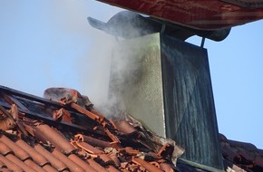 Kreisfeuerwehrverband Calw e.V.: KFV-CW: Mehrfamilienhaus in Oberkollbach nach Dachstuhlbrand unbewohnbar / Vier Personen, darunter zwei Kinder, kamen ins Krankenhaus