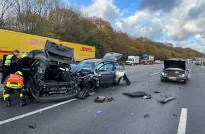 Feuerwehr Oberhausen: FW-OB: Verkehrsunfall auf der A3 - Feuerwehr befreit Fahrer aus Fahrzeug