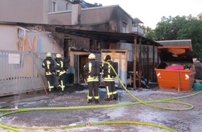 Feuerwehr Mülheim an der Ruhr: FW-MH: Brand im Hinterhof eines Gewerbebetriebes