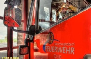 Feuerwehr Mönchengladbach: FW-MG: Sonnenschirm mit Metallfuß beim Unwetter in Dach eingeschlagen