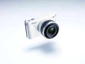 Nikon presenta un nuovo sistema per fotocamere, la Nikon 1, la più veloce, piccole e leggera al mondo