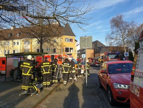 FW-MK: Brand im Mehrfamilienhaus und hohe Anzahl an Verletzten