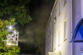 FW-MK: Brennender Trockner in Mehrfamilienhaus