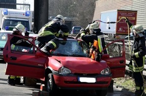 Feuerwehr Essen: FW-E: Verkehrsunfall auf der A52, junge Frau lebensgefährlich verletzt