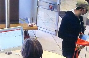 Polizei Düsseldorf: POL-D: Unterrath - Überfall in Geldinstitut - Polizei fahndet mit Bildern aus der Überwachungskamera
