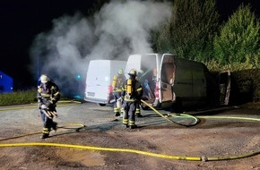 Freiwillige Feuerwehr Königswinter: FW Königswinter: Zwei brennende Transporter in Sandscheid