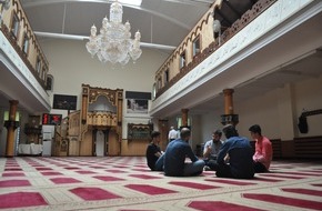 ZDF: "Wie viel Islam verträgt Deutschland?" / "ZDFzeit" mit Umfragen, Experimenten, Spurensuchen / ZDFinfo zeigt ergänzendes Angebot (FOTO)