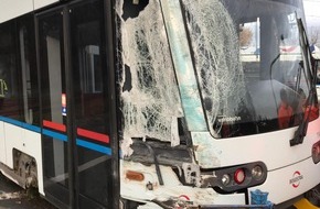 Polizei Bochum: POL-BO: Folgenschwerer Verkehrsunfall: Straßenbahn entgleist - elf Verletzte!