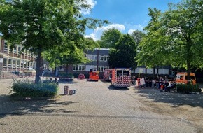Feuerwehr Datteln: FW Datteln: Austritt eines unbekannten Stoffes führt zu gesundheitlichen Problemen bei 40 Schülern des Dattelner Gymnasiums