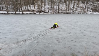 FW Hennef: Feuerwehr Hennef &uuml;bt Menschrettung auf zugefrorenem Teich