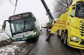 Polizeiinspektion Hildesheim: POL-HI: Linienbus kommt von schneeglatter Fahrbahn ab und wird geborgen