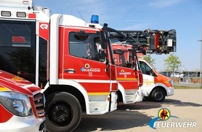 Feuerwehr Mönchengladbach: FW-MG: Brennende LKW auf einem Speditionsgelände