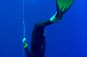 Presse- und Informationszentrum Marine: Deutsche Marine - Pressemeldung: Franke bricht Tauchrekord - Minentaucher spendet Erlös für Minenopfer