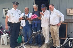 Polizeipr&auml;sidium Neubrandenburg: POL-NB: Mehr Sicherheit auf zwei R&auml;dern: 77 Fahrradhelme f&uuml;r Hiddensee