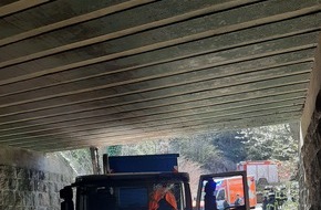 Feuerwehr Wetter (Ruhr): FW-EN: Wetter - Lkw fährt gegen Brücke