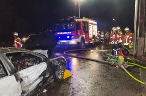 Kreisfeuerwehrverband Calw e.V.: FW-CW: Fahrzeugbrand schlägt auf Gebäude über