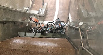 Polizei Bochum: POL-BO: Sachbeschädigung: Männer werfen Fahrräder auf Treppe einer Bochumer U-Bahn-Station