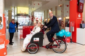 Sparkasse KölnBonn: Sparkassen-Vorstand fährt Bonner Prinzenpaar in der Rikscha durch die Filiale
