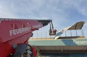 Feuerwehr Oberhausen: FW-OB: Überdimensionales Werbeplakat flattert bedrohlich im Wind