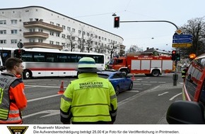 Feuerwehr München: FW-M: Schwerer Verkehrsunfall zwischen Straßenbahn und Bus (Neuhausen-Nymphenburg)