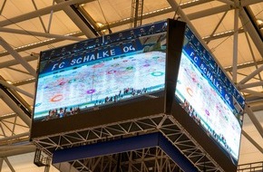 REKORD-INSTITUT für DEUTSCHLAND: Kunst, Fußball und Weltrekord: Künstler Christian Nienhaus erzielt mit Action-Painting Bestleistung in VELTINS-Arena