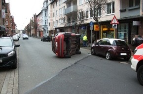 Polizeiinspektion Hildesheim: POL-HI: Verkehrsteilnehmerin streift mit Auto einen geparkten Pkw und landet auf der linken Fahrzeugseite