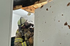 Feuerwehr Neuss: FW-NE: Schwelbrand in Wohnhaus | Feuerwehr &ouml;ffnet Kabelsch&auml;chte unter Atemschutz
