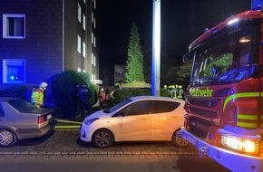 Feuerwehr Gelsenkirchen: FW-GE: "Feuer mit Menschenleben in Gefahr" in Gelsenkirchen-Schalke / Ursprünglich gemeldeter Wasserrohrbruch entwickelt sich zu Küchenbrand