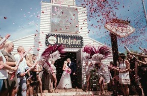 Warsteiner Brauerei: Love, Peace und pure Glückseligkeit: Warsteiner feiert standesamtliche Hochzeit / Trauzeuge wird MC Fitti im Blümchen-Glitzerlook