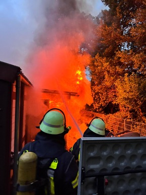 FW Datteln: Kleingebäudebrand - Gartenlaube in Vollbrand