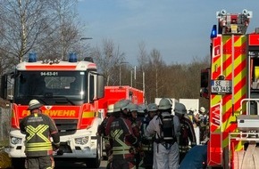 Feuerwehr Norderstedt: FW Norderstedt: Gefahrguteinsatz Lemsahler Weg