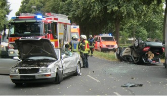 Feuerwehr Dinslaken: FW Dinslaken: Verkehrsunfall auf der Hünxer Str.