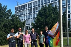 Polizei Münster: POL-MS: Regenbogenflagge auch am Polizeipräsidium gehisst - Polizeipräsidentin Alexandra Dorndorf stellt neue Ansprechpersonen für queere Menschen vor