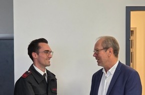 Feuerwehr Bergheim: FW Bergheim: Hauptamtliche Feuerwehrleute der Feuerwehr Bergheim befördert und ernannt Bürgermeister Volker Mießeler verteilt zahlreiche Urkunden