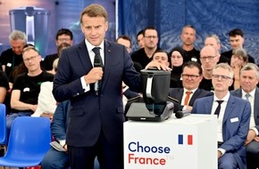 Vorwerk Gruppe: Besuch am Produktionsstandort: Vorwerk &uuml;berreicht Pr&auml;sident Macron zweimillionsten Thermomix&reg; aus deutsch-franz&ouml;sischem Werksverbund