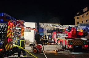 Freiwillige Feuerwehr Königswinter: FW Königswinter: Wohnungsbrand in Königswinter Altstadt - Feuerwehr rettet zwei Menschen, eine Person wird tot geborgen