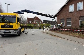 Kreisfeuerwehrverband Segeberg: FW-SE: PKW fährt nach Verkehrsunfall in Hauswand