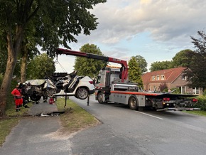 FW-AUR: Fahrerin nach Kollision mit Baum aus PKW geschnitten