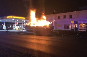 Feuerwehr und Rettungsdienst Bonn: FW-BN: Brand einer Motorjacht - Boot war auf einem Trailer vor einer Tankstelle abgestellt