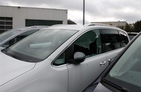Kreispolizeibehörde Olpe: POL-OE: Pkw auf Autohausgelände beschädigt