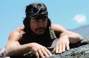 TELE 5: "Charles Bronson musste als Kind Mädchenkleider tragen!" - Regisseur Michael Winner im Tele 5 Exklusiv Interview