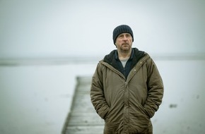 Deutschlandradio: Neuer Hörspiel-Krimi mit Bjarne Mädel: "Sörensen macht Urlaub"