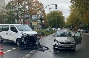 Polizei Mettmann: POL-ME: Zusammenstoß im Einmündungsbereich fordert eine verletzte Person und hohen Sachschaden - Ratingen - 2210084