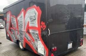 Polizeidirektion Lübeck: POL-HL: Lübeck - St. Gertrud / Anhänger mit Graffiti beschmiert - Polizei bittet um Mithilfe